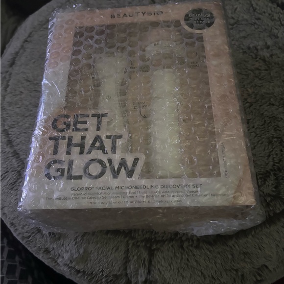 NIB $199 Get That Glow GloPRO® Microneedling Tool & Discovery Gift Set - Picture 2 of 7